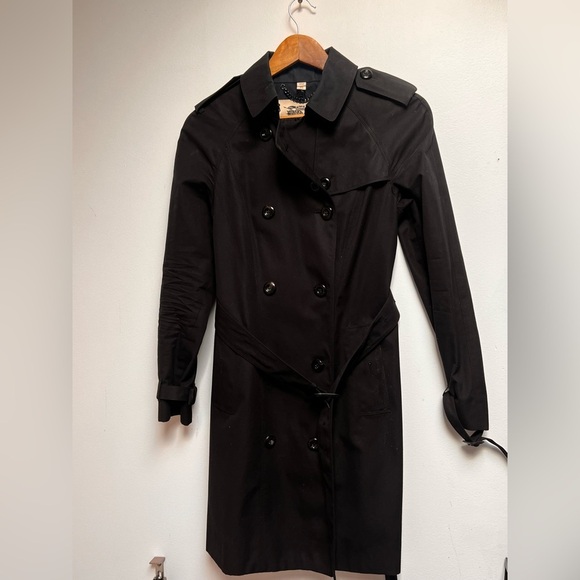 BURBERRYBlack Mid-Length Kensington Heritage Trench Coat Size 6 Like new